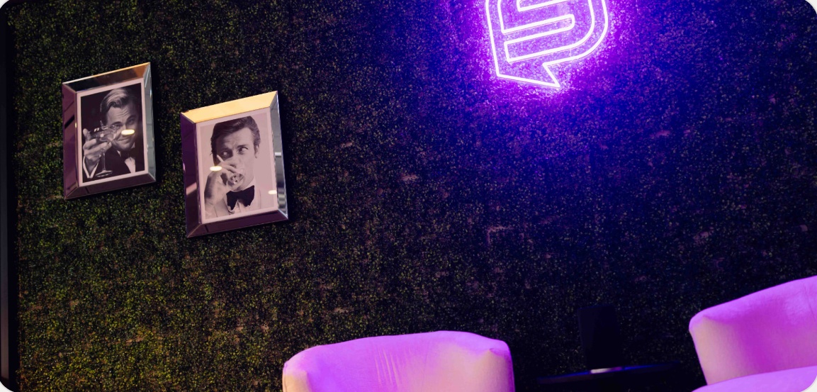 De neon-lounge van Social Roots